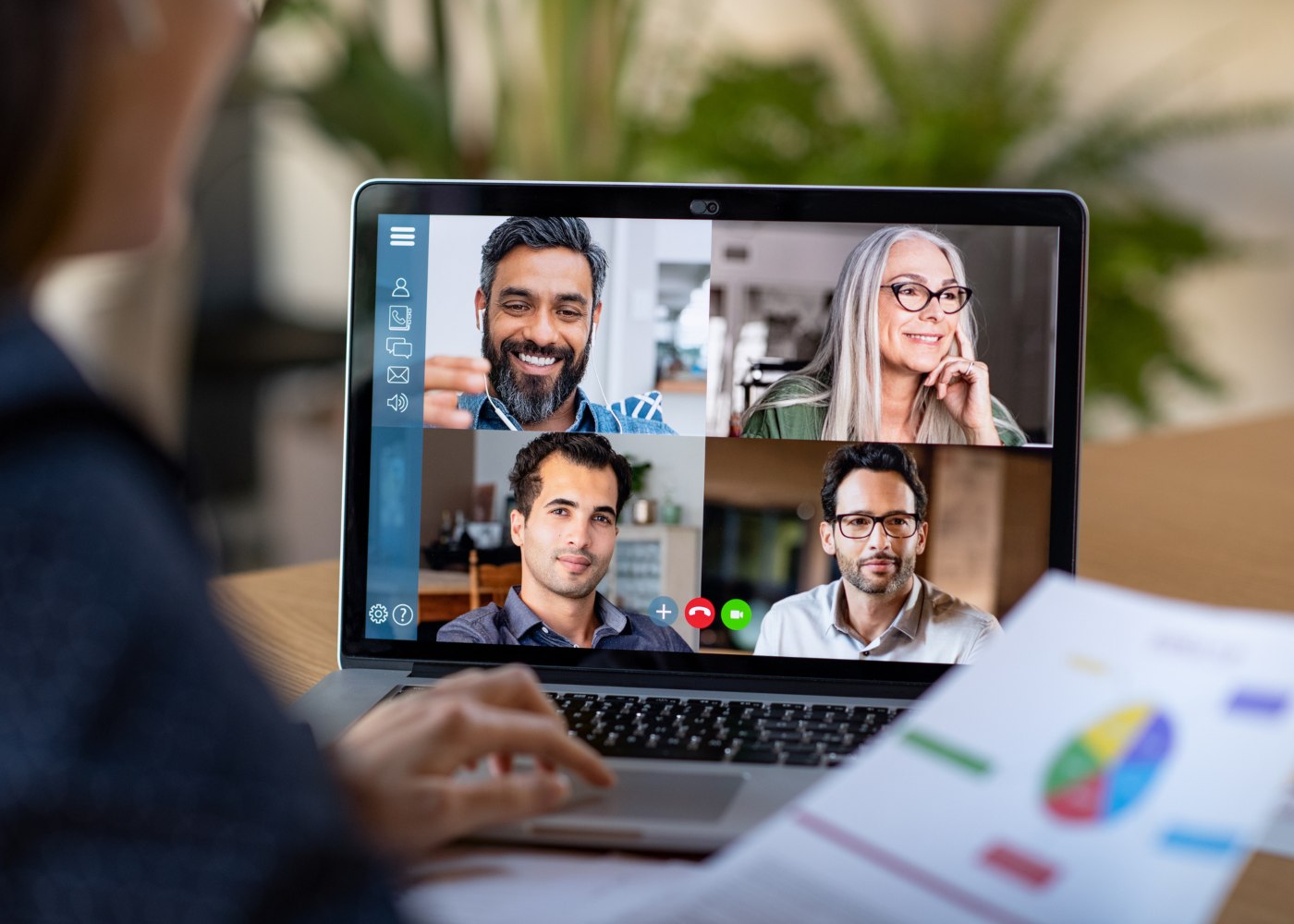 equipa em reunião online a provar a possibilidade da digitalização do trabalho