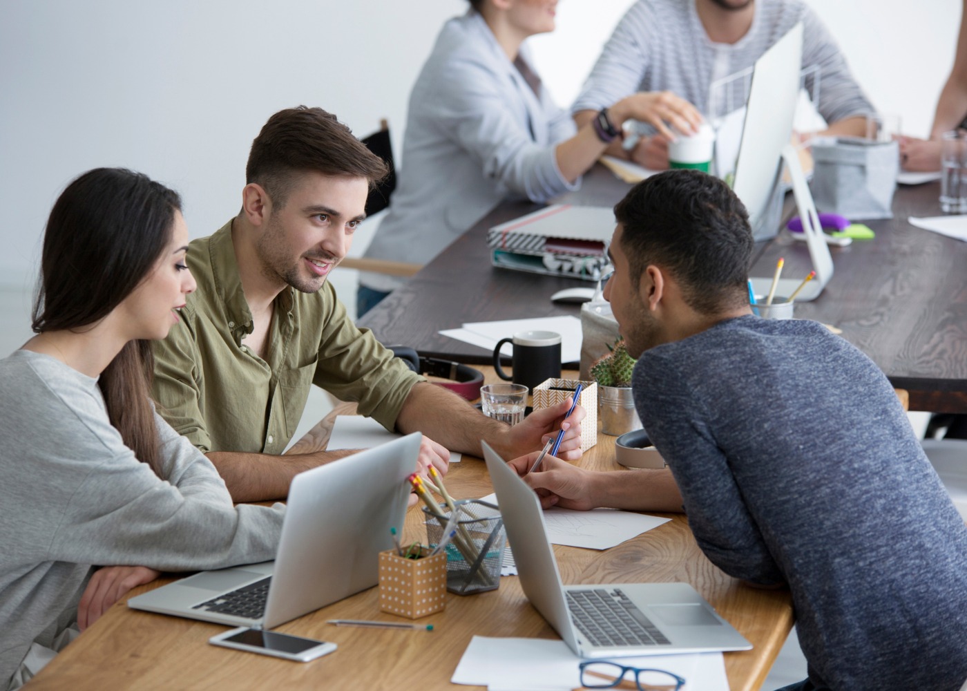 colega novo em reunião de trabalho