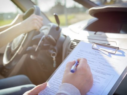 Mulher a fazer exame prático de condução