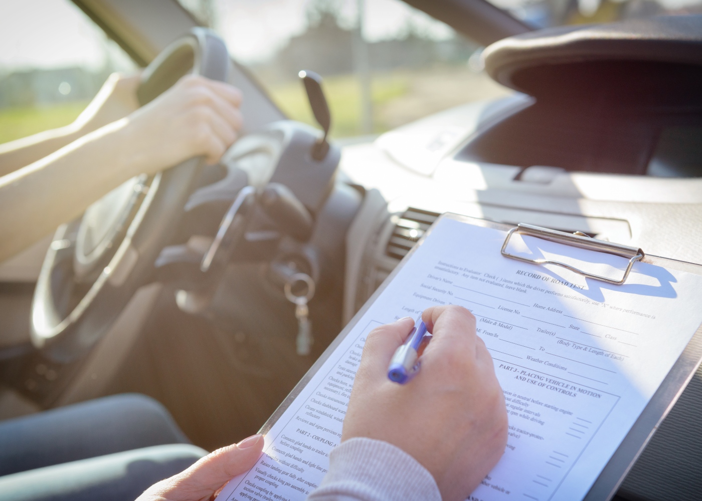 Mulher a fazer exame prático de condução