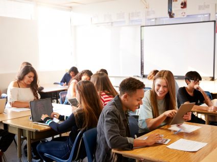 alunos divertidos na sala de aula a estudar