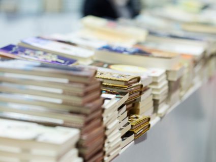 Livros num stand da Feira do Livro