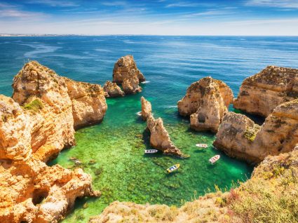 escarpas junto ao mar em Lagos