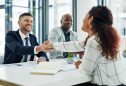 recrutadores a cumprimentar candidato