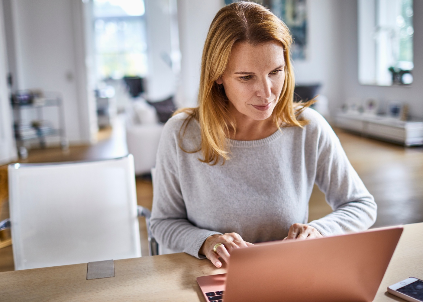 Mulher em regime de teletrabalho