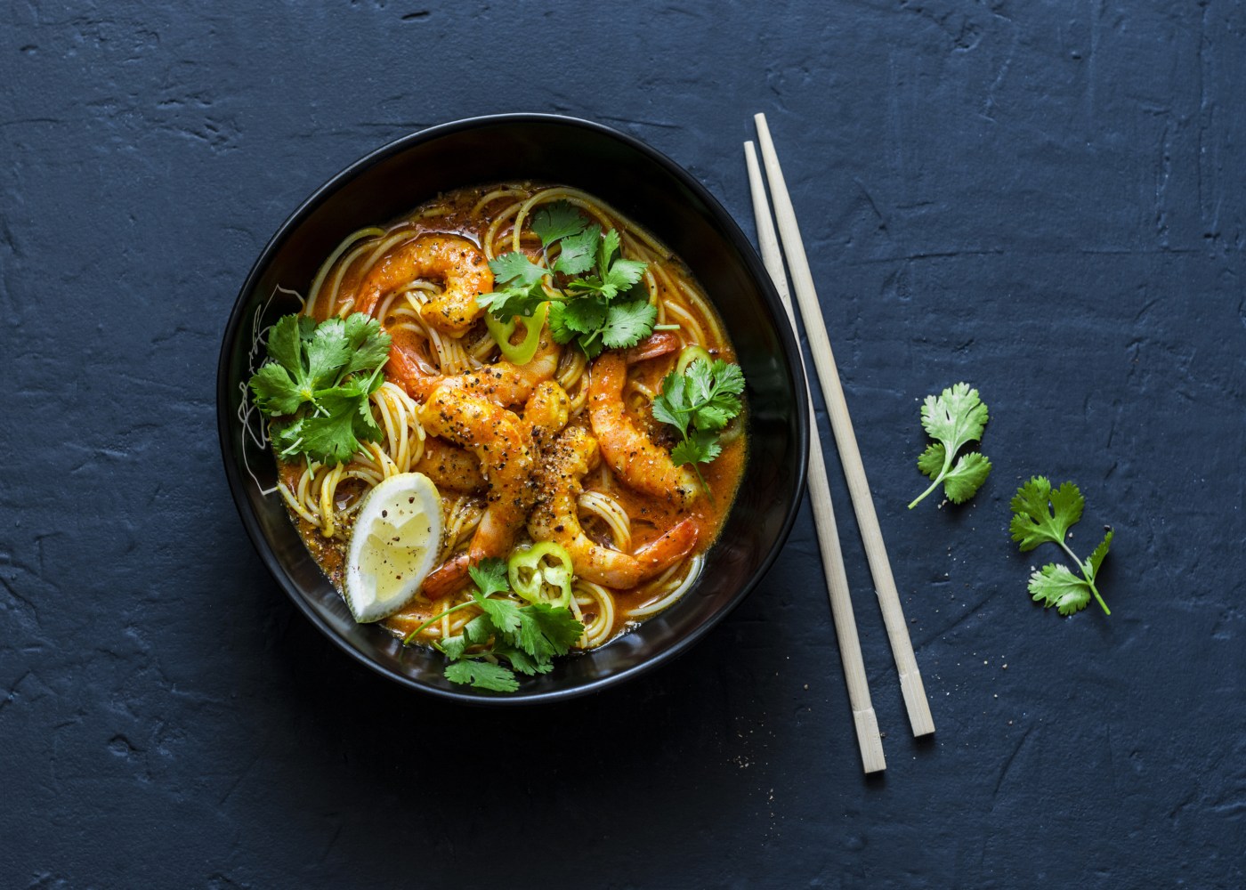 noodles com camarão