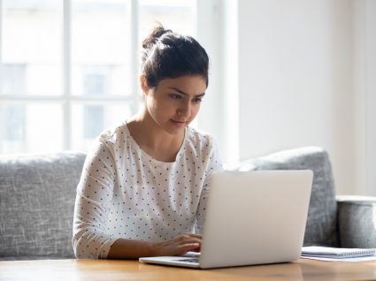 jovem ao computador a treinar para passar no teste de código à primeira