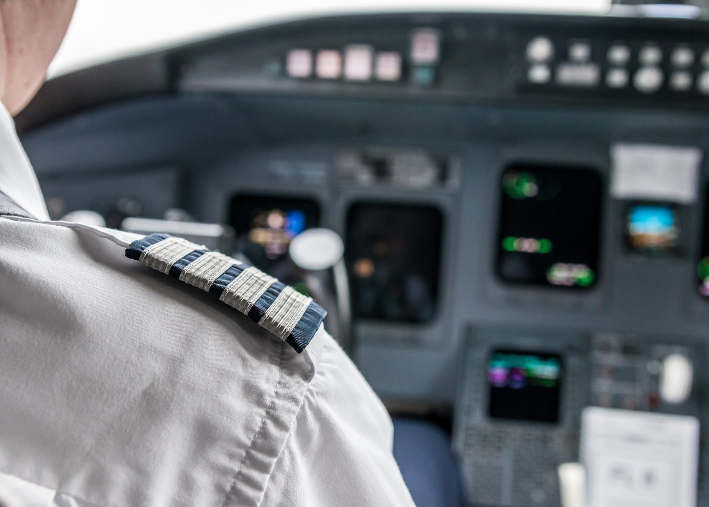 piloto dentro da cabine do avião