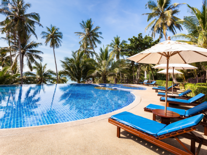 Viajar em 2020 é seguro: fotografia de piscina de hotel