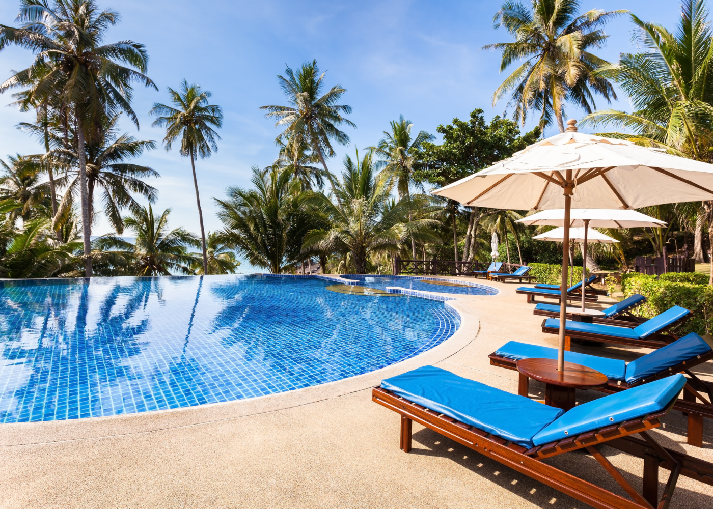 Viajar em 2020 é seguro: fotografia de piscina de hotel