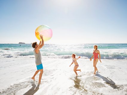 Família a divertir-se numa das praias com Bandeira Azul