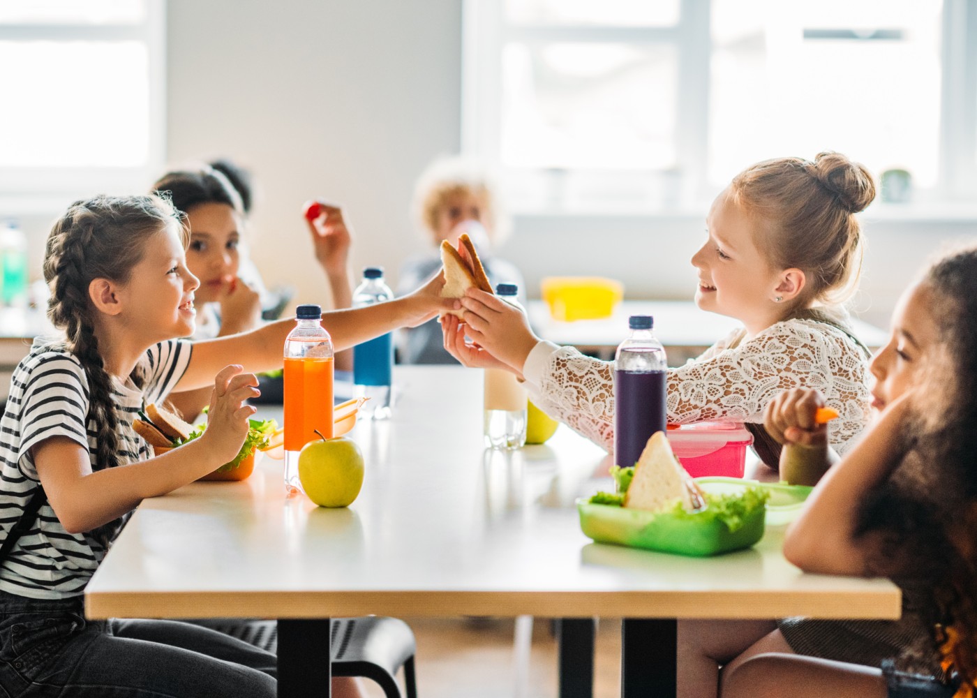 colegas de escola a almoçar na cantina