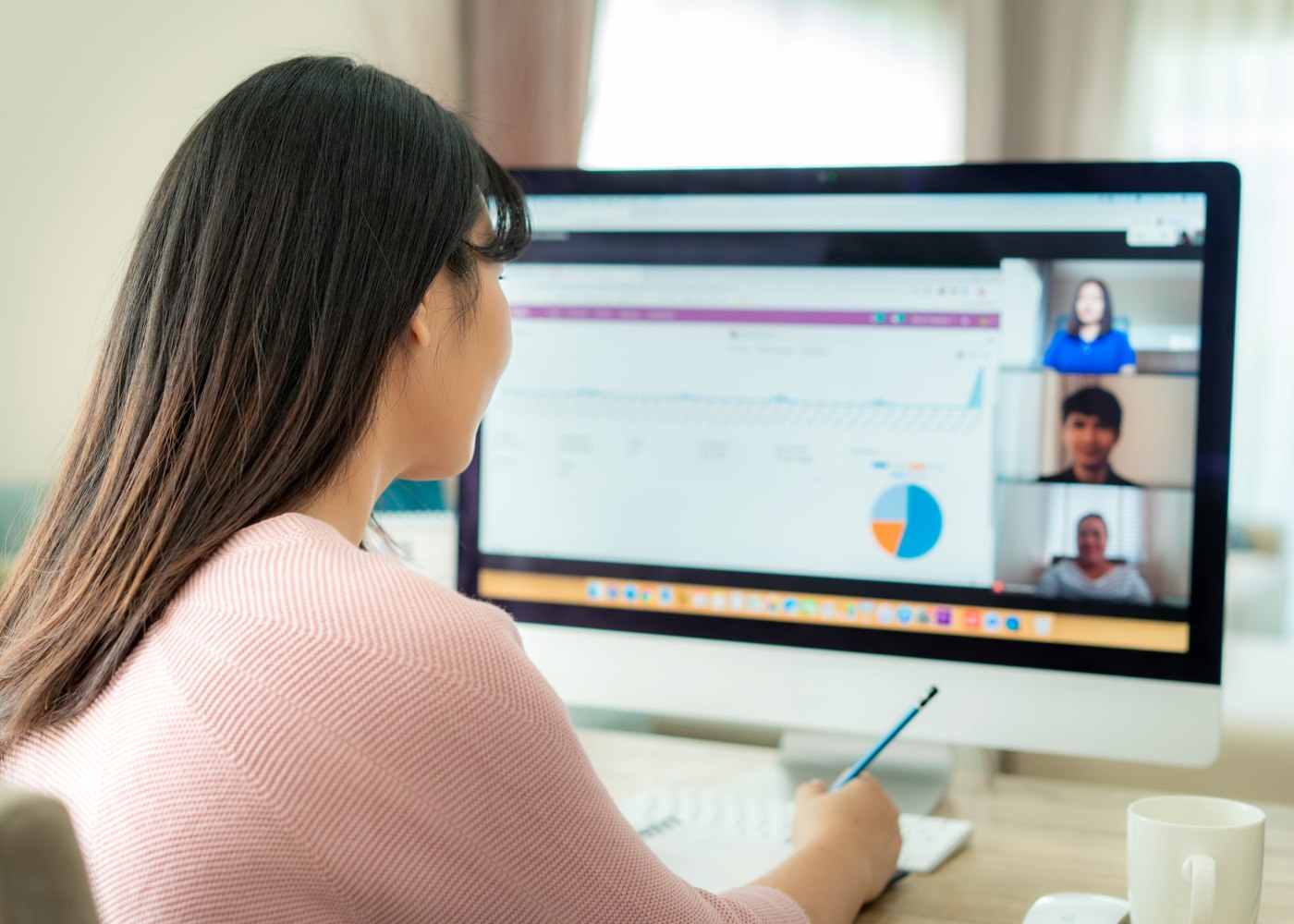 jovem em videoconferência