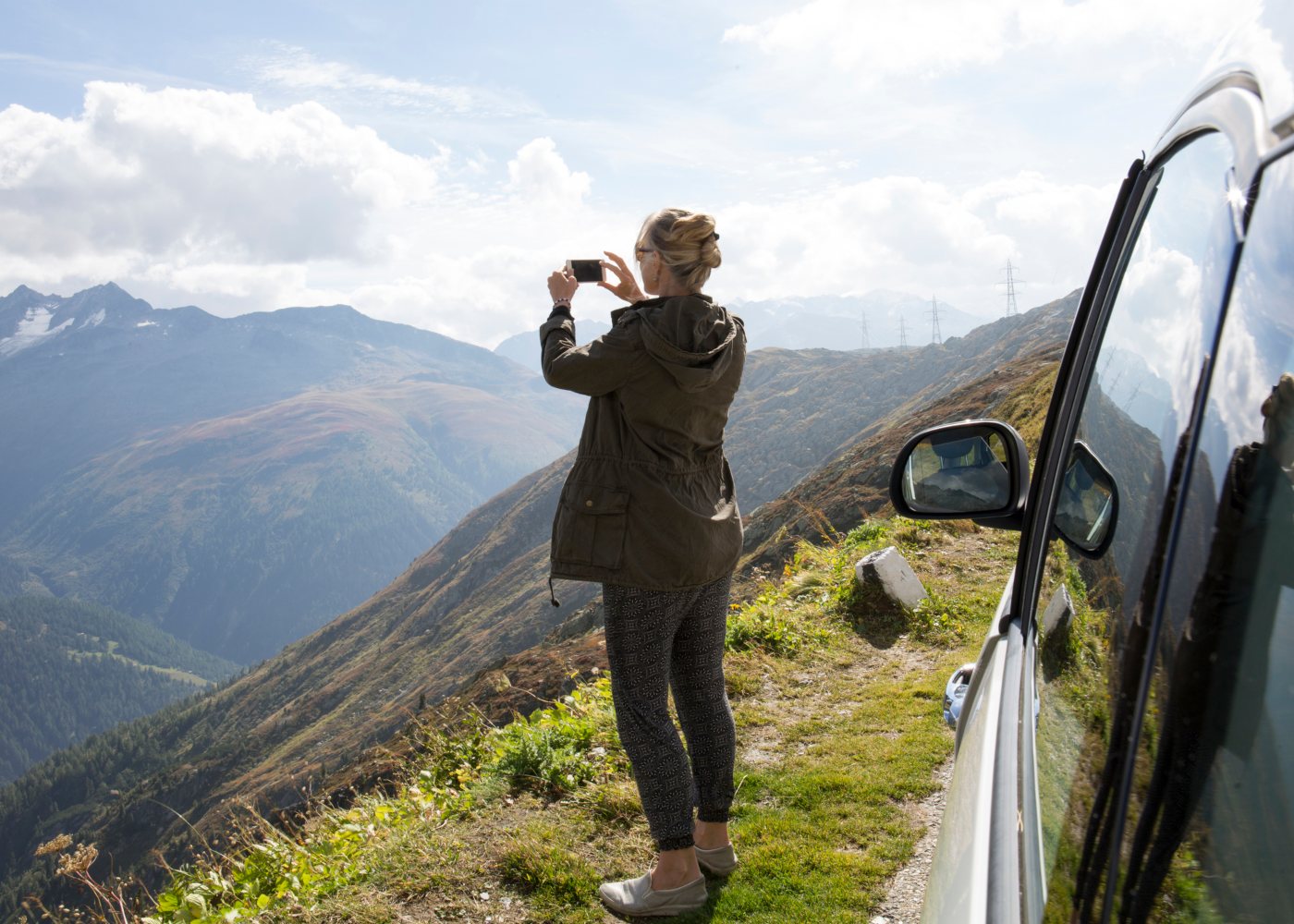 Mulher com smartphone a fotografar paisagem