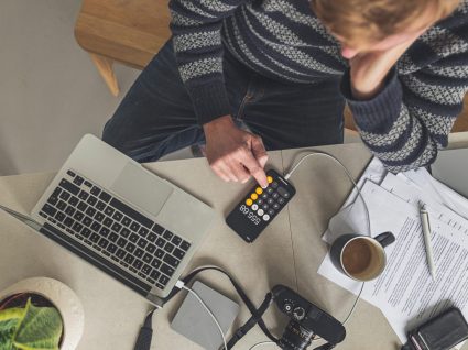 trabalhador a fazer as suas pausas no teletrabalho a beber café