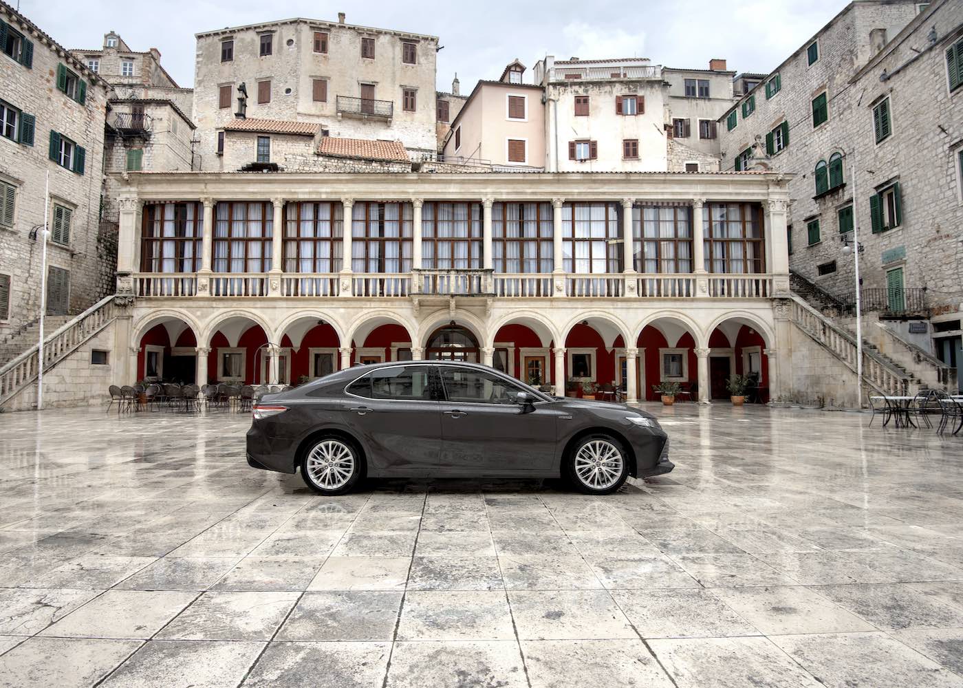 Camry Toyota parado numa paisagem urbana