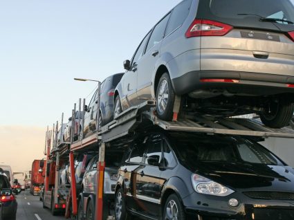 camião a transportar veículos para quem quiser comprar carros usados na Alemanha