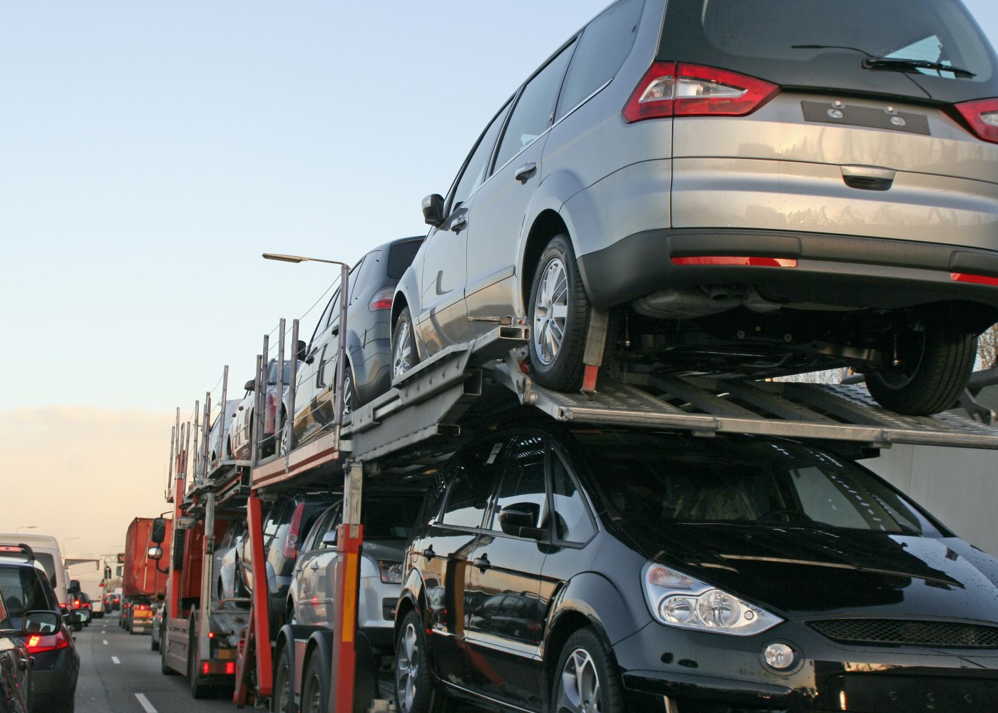 camião a transportar veículos para quem quiser comprar carros usados na Alemanha