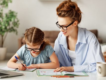 Mãe a estudar com filha