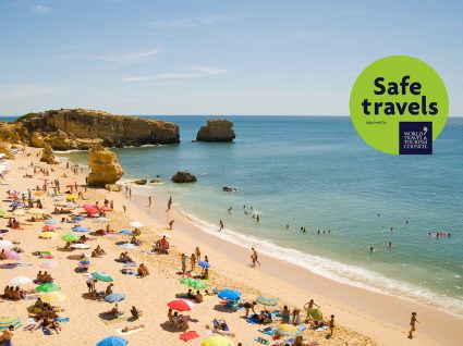 Selo Safe Travels: pessoas a fazer praia no Algarve