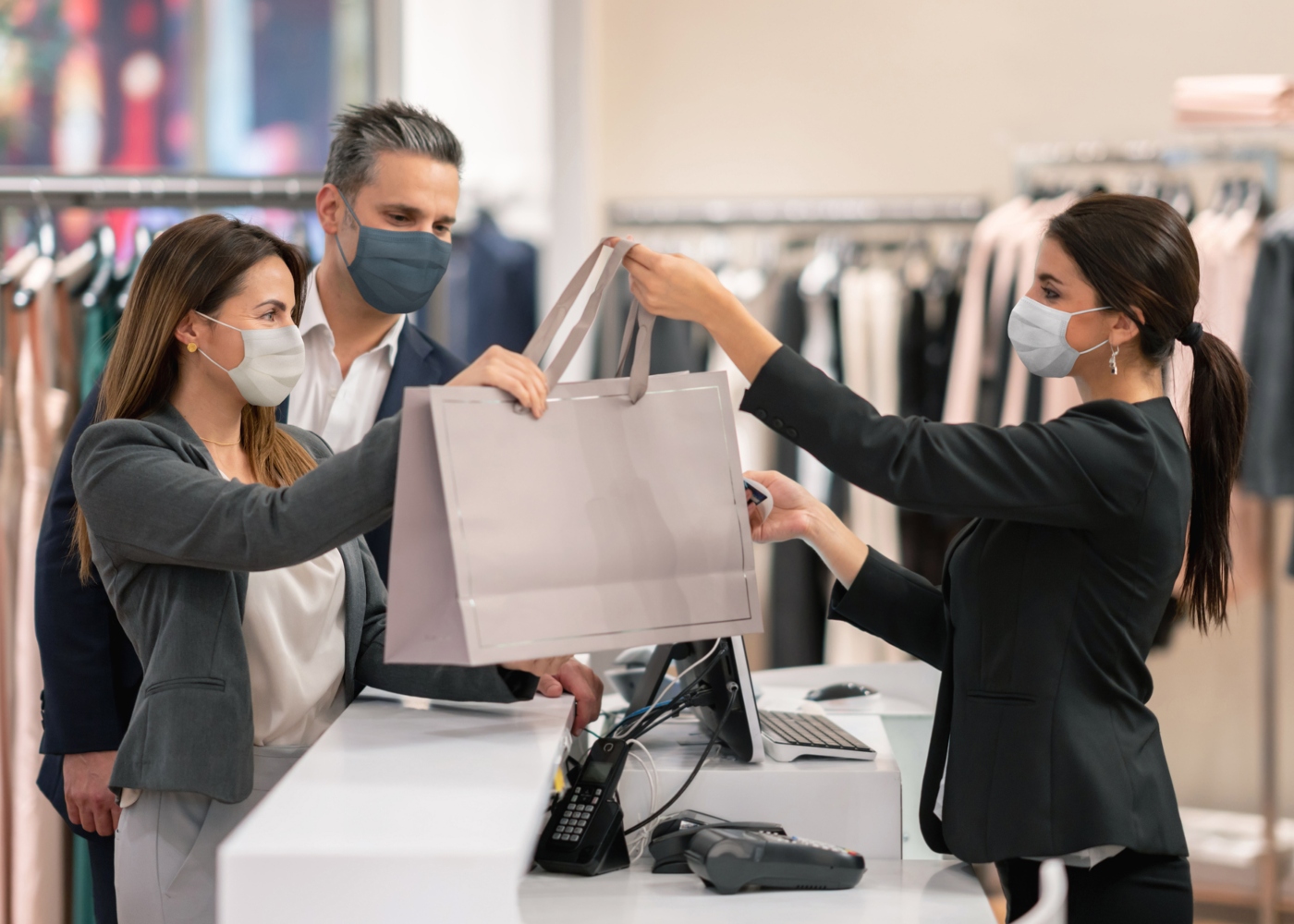 Casal a fazer compras numa loja do centro comercial