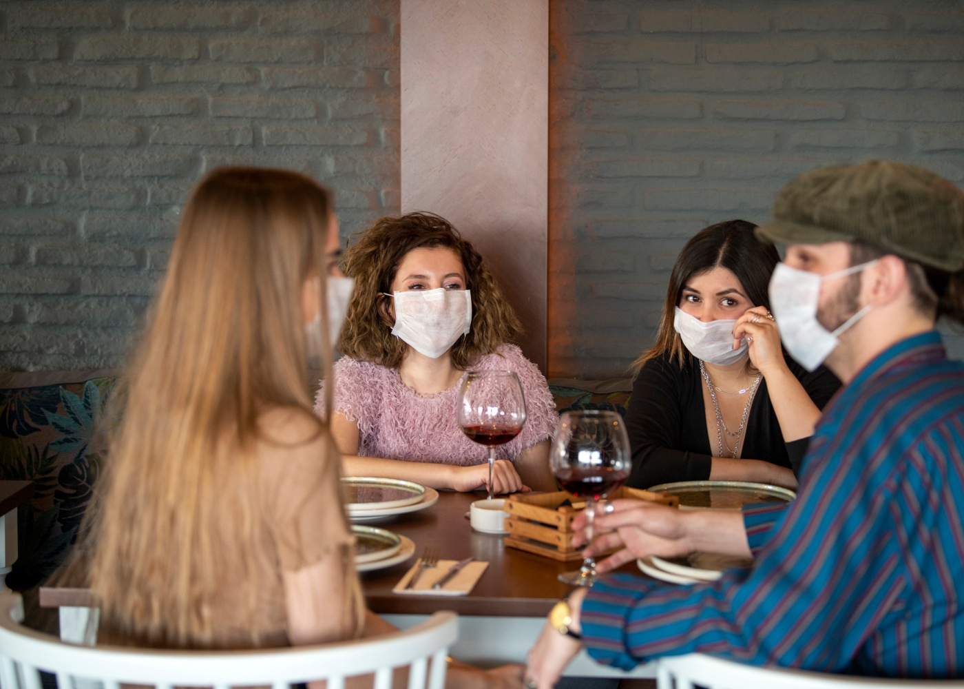 Clientes em restaurante com máscaras