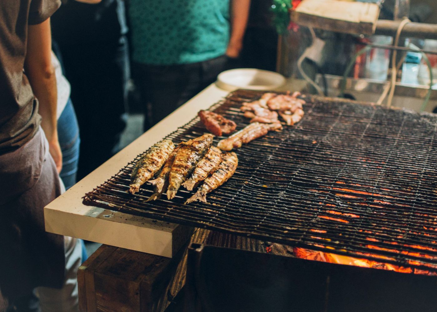 Comida na brasa nos santos populares