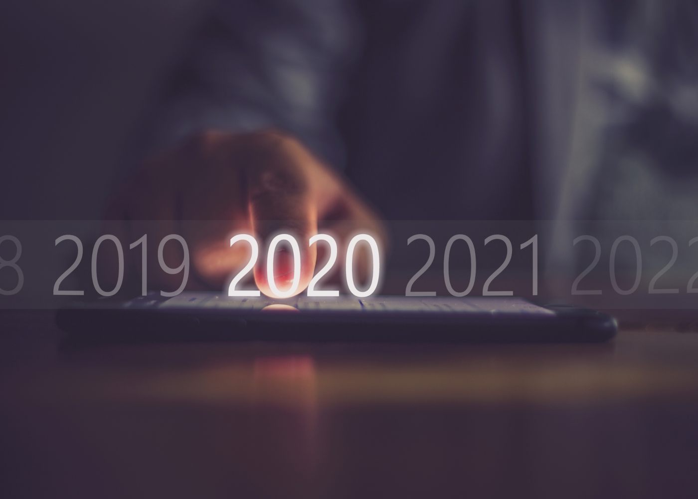 pessoa a selecionar 2020 num tablet