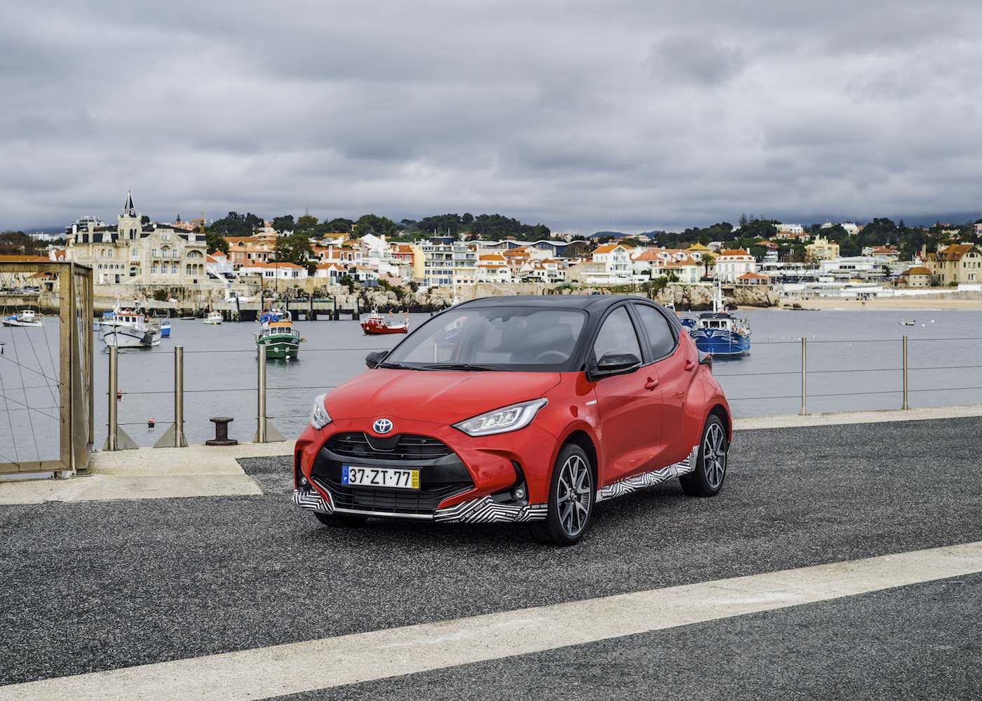 Carro Yaris Toyota parado com uma paisagem de rio ao fundo