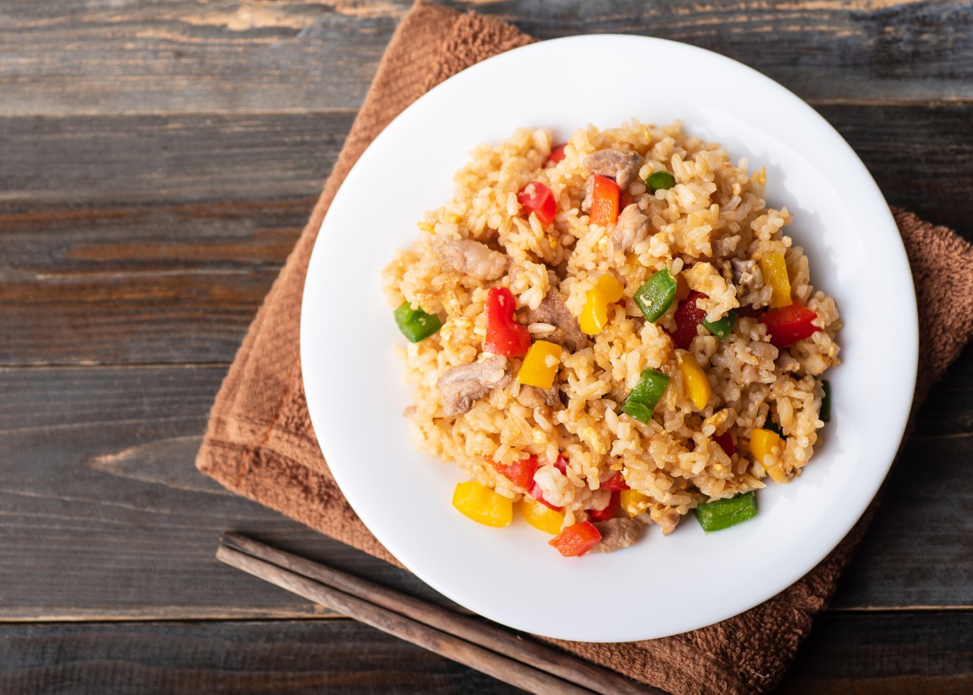 arroz frito com frango e ovos