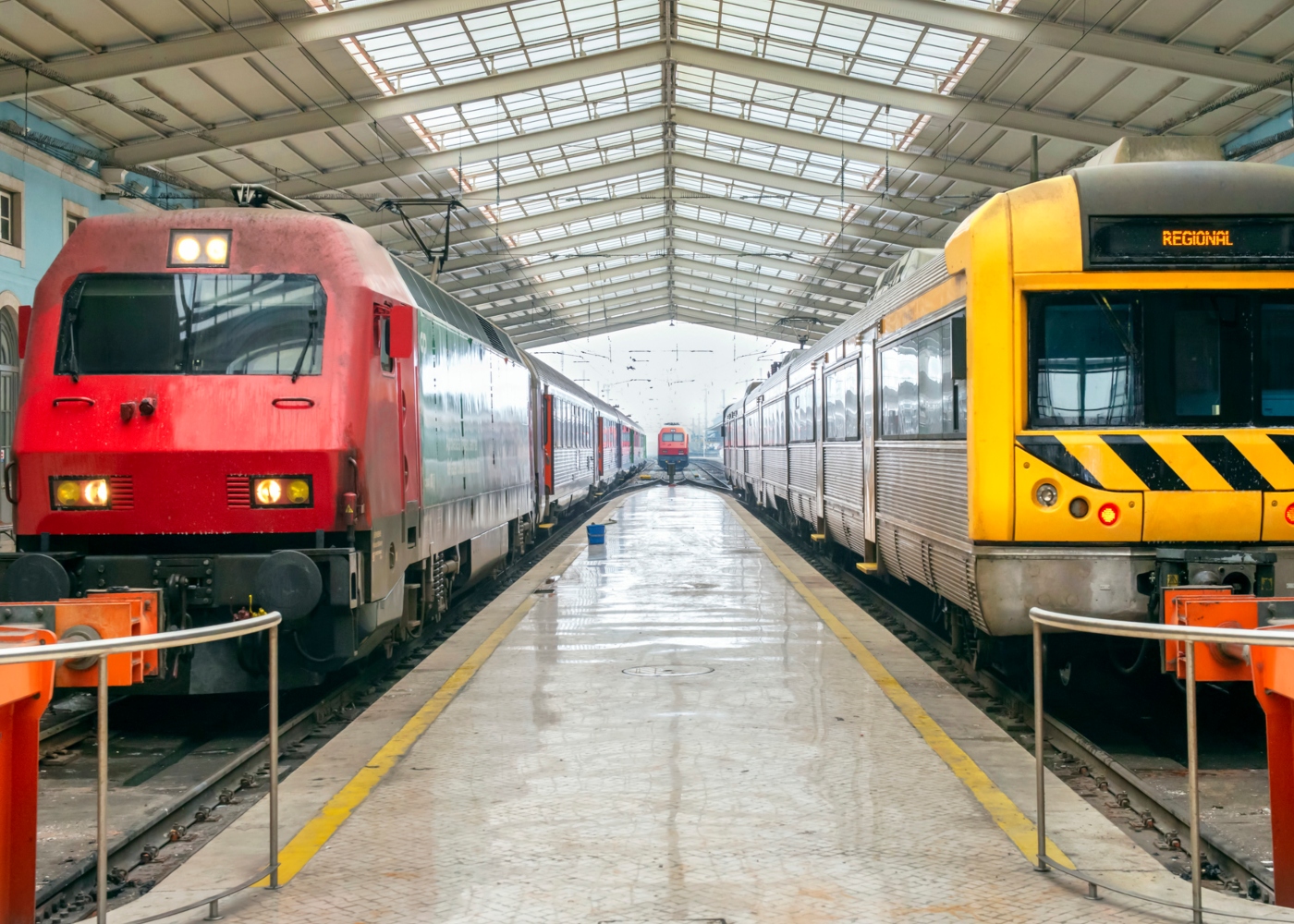 Comboios parados na estação de Santa Apolónia