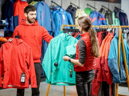 pessoa a atender cliente numa loja de desporto como a decathlon