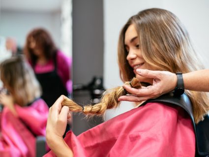 mulher a doar cabelo para doente oncológico