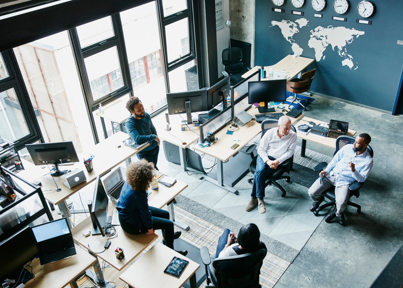 Equipa de trabalho no espaço da empresa