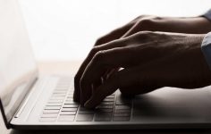 Homem a fazer queixa eletrónica no computador
