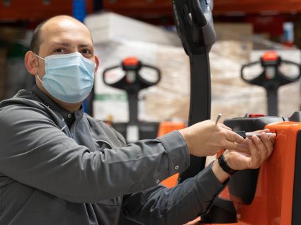 Técnico de Manutenção a trabalhar na loja da Mercadona em Lisboa