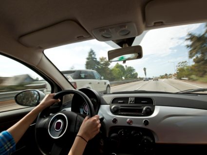 Mulher a conduzir na auto-estrada