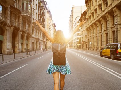 jovem a passear por cidade no verão