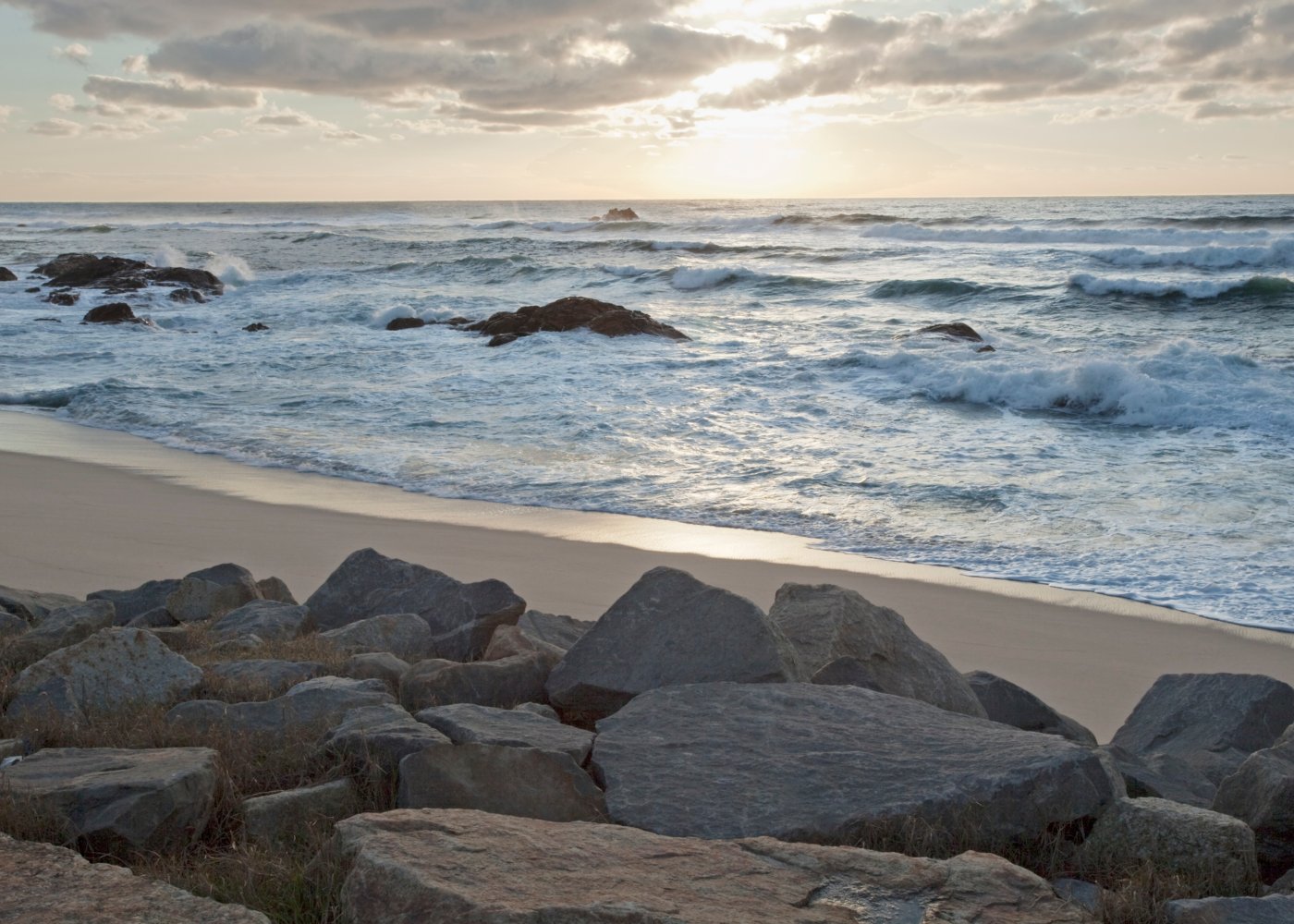 Rochas numa das praias escondidas em Portugal