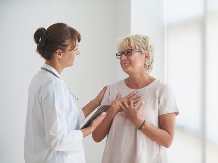 médica a conversar com paciente