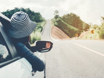 viagem de férias após alugar um carro