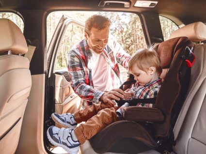 Pai a colocar cadeira auto