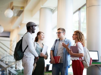 jovens estudantes conversam sobre crédito universitário com garantia mútua