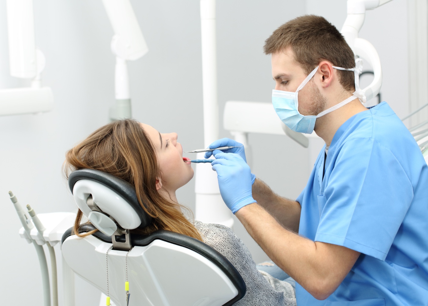 dentista a tratar paciente