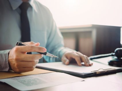 homem consulta testamento para descobrir os bens do falecido