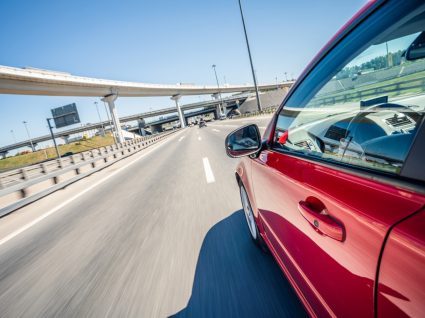 pessoa a ir de férias com um carro elétrico