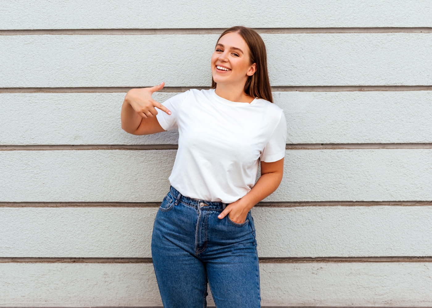 jovem feliz com t-shirt branca e calças de ganga