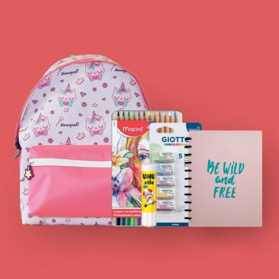 mochila rosa, caderno, cola e outros materiais escolares