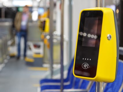 Interior de carruagem de metro