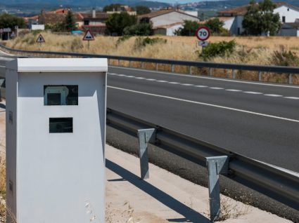 Radar de velocidade instalada na berma de uma estrada